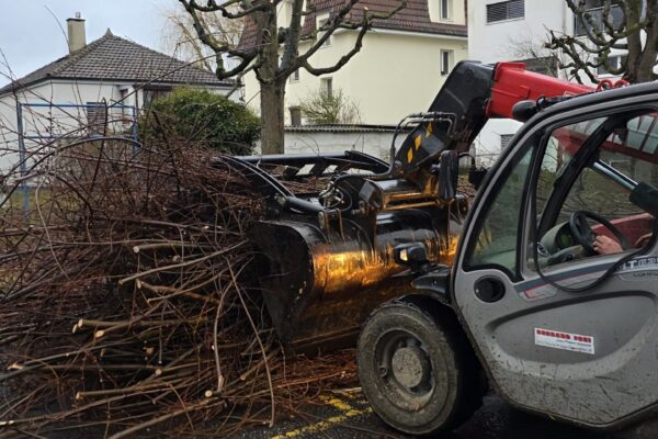 Mini-tracteur et matériel professionnel de jardinage en intervention, Jardin Mimosa paysagiste à Genève Vaud